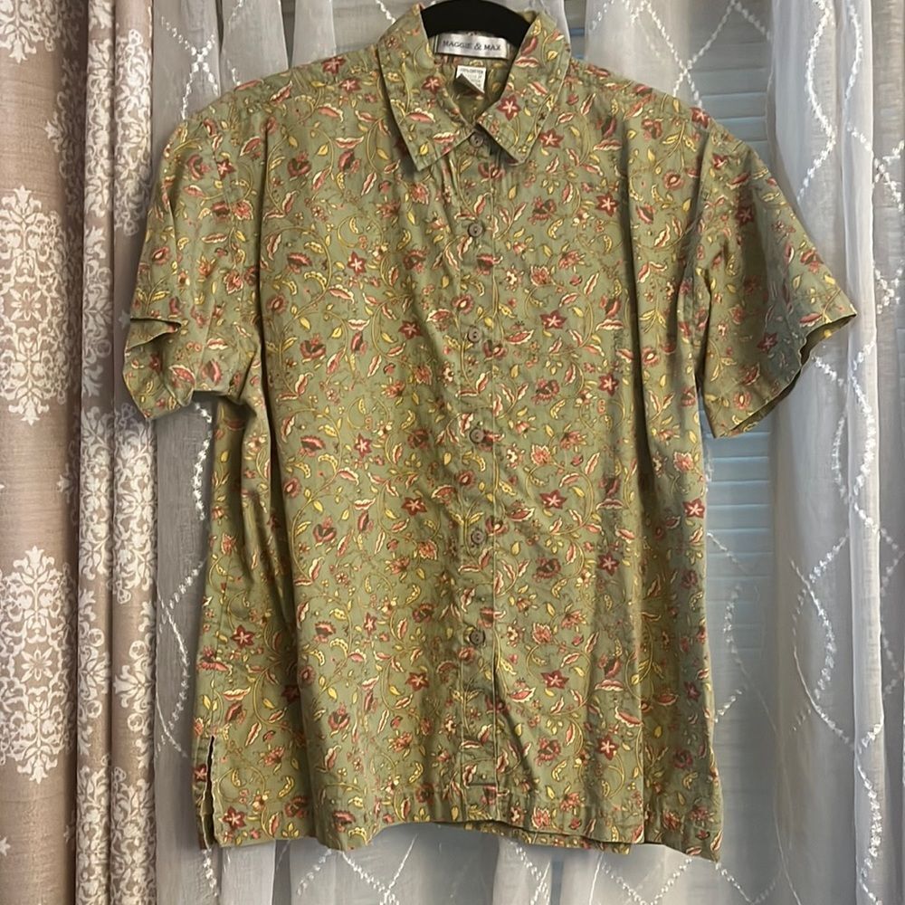 Maggie & Max 100% cotton button down top in medium